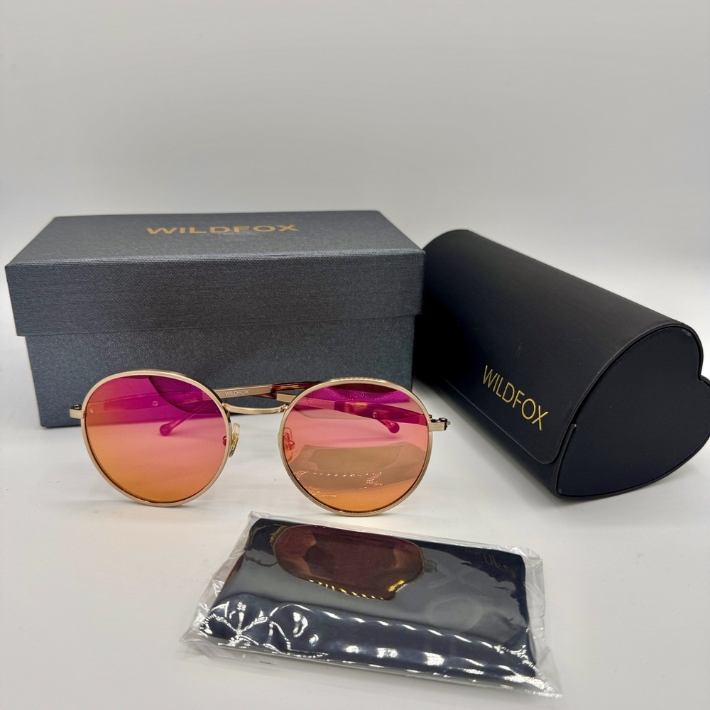 NWT Wildfox Dakota Deluxe Sunglasses Classic Round Gold NEW with case and cloth